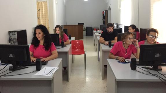 Alumnas recibiendo formación